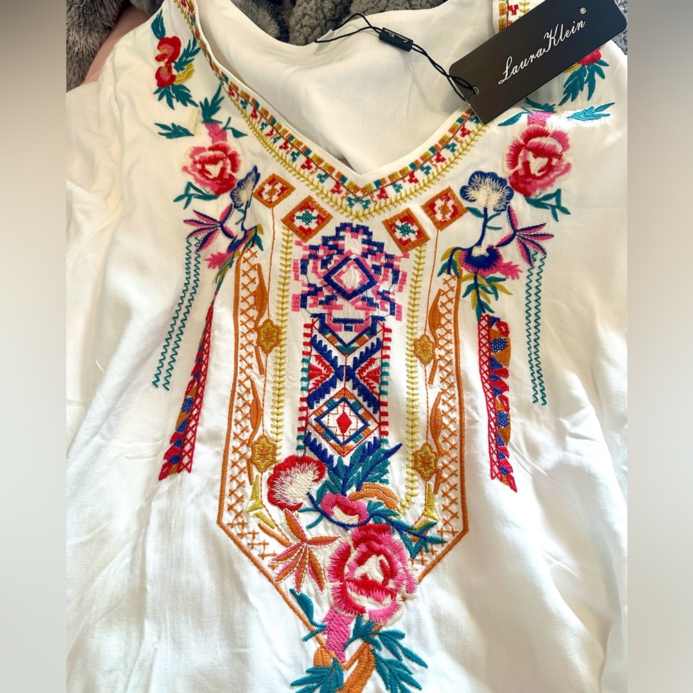 NWT Laura Klein Embroidered Top Size Large